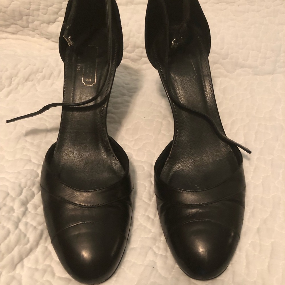 Round toe heel with ankle straps